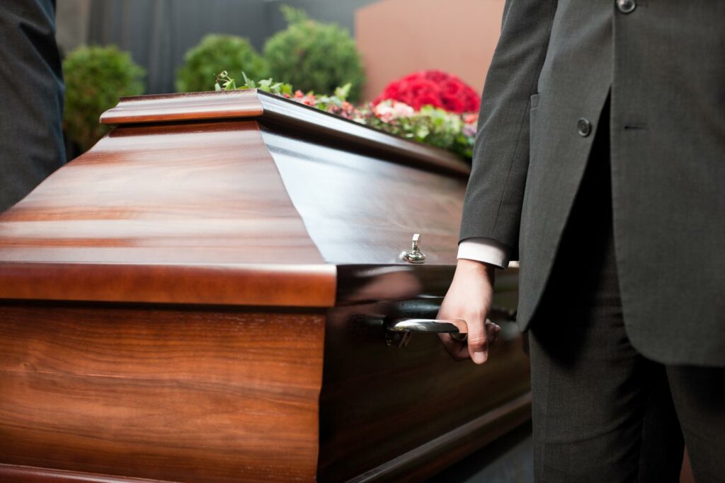 fleurs dans un vase dans un cimetiere